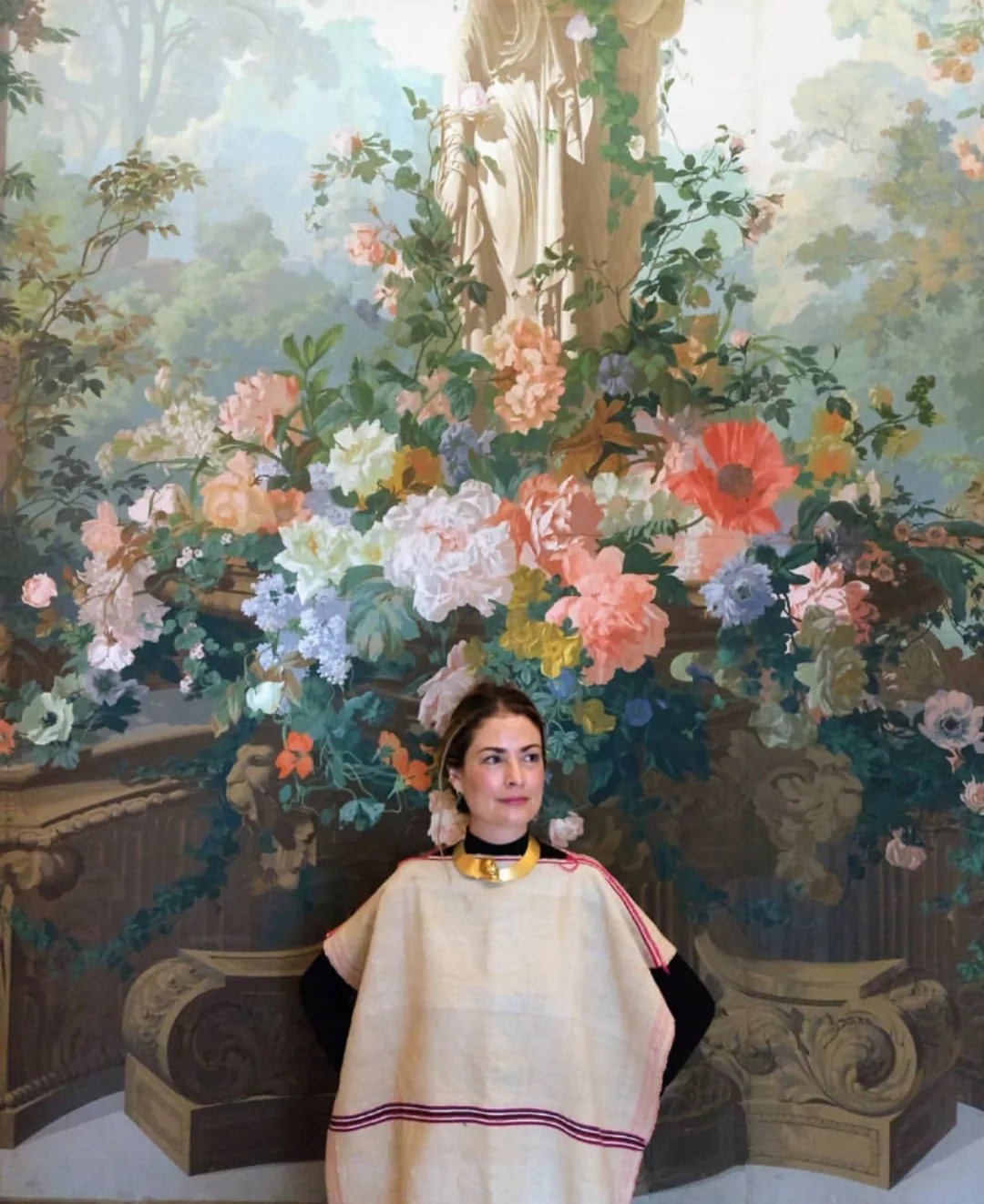 Poncho et fresque florale